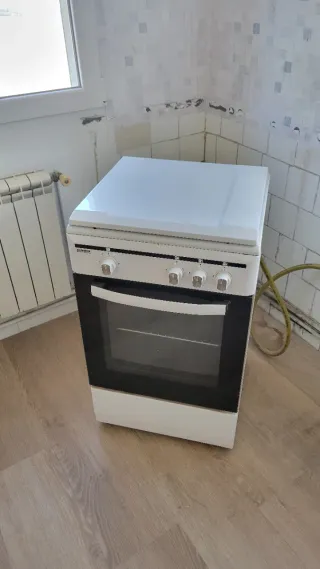 Cocina de gas con horno y fogones