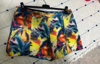 Pantalón corto estampado tropical talla 42