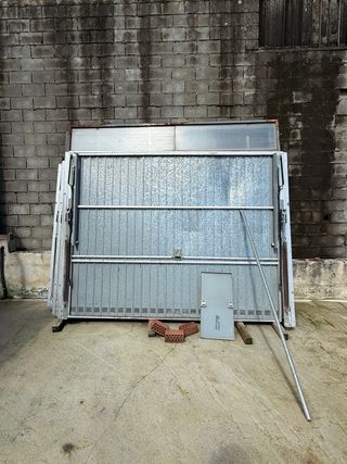 Portón de cochera metálico