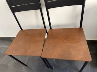 Dos sillas de metal y madera