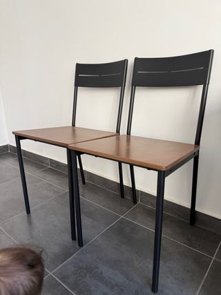 Dos sillas de metal y madera