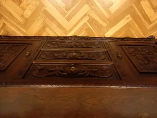 Mueble bajo antiguo madera tallada