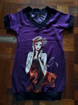 Vestido morado con estampado de mujer