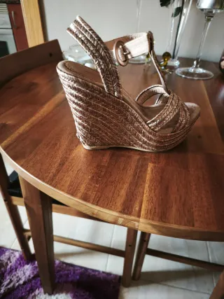 Sandalias Som-mits doradas verano mujer