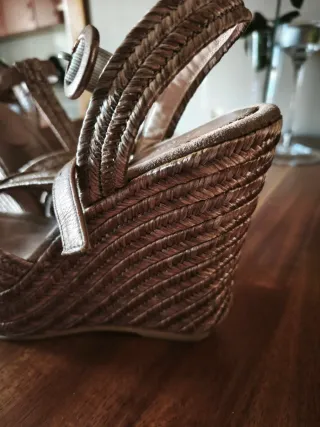 Sandalias Som-mits doradas verano mujer