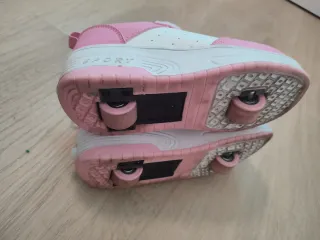 Zapatillas con ruedas rosas y blancas