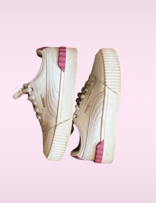 Zapatillas Puma Carina Lift beige y rosa
