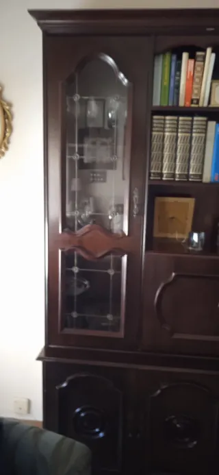 Librería clásica de madera y cristal