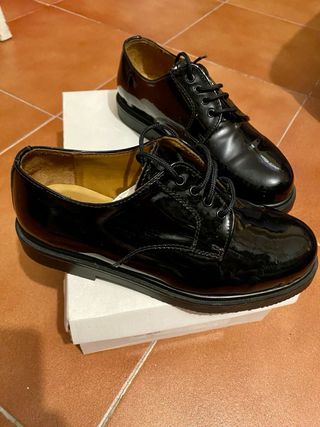 Zapatos negros charol cordones.