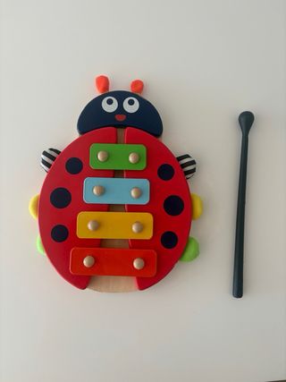 Xilófono de madera con mazo