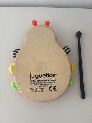 Xilófono de madera con mazo