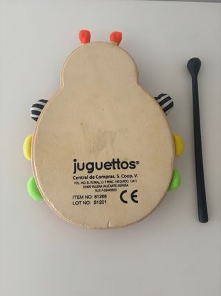 Xilófono de madera con mazo