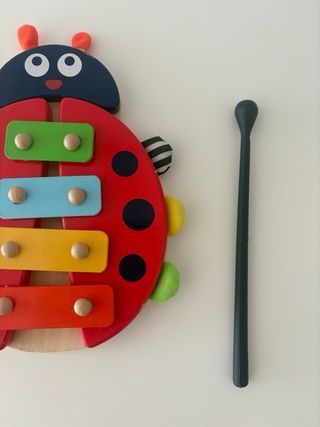 Xilófono de madera con mazo