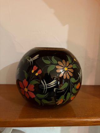 Jarrón negro con flores multicolores