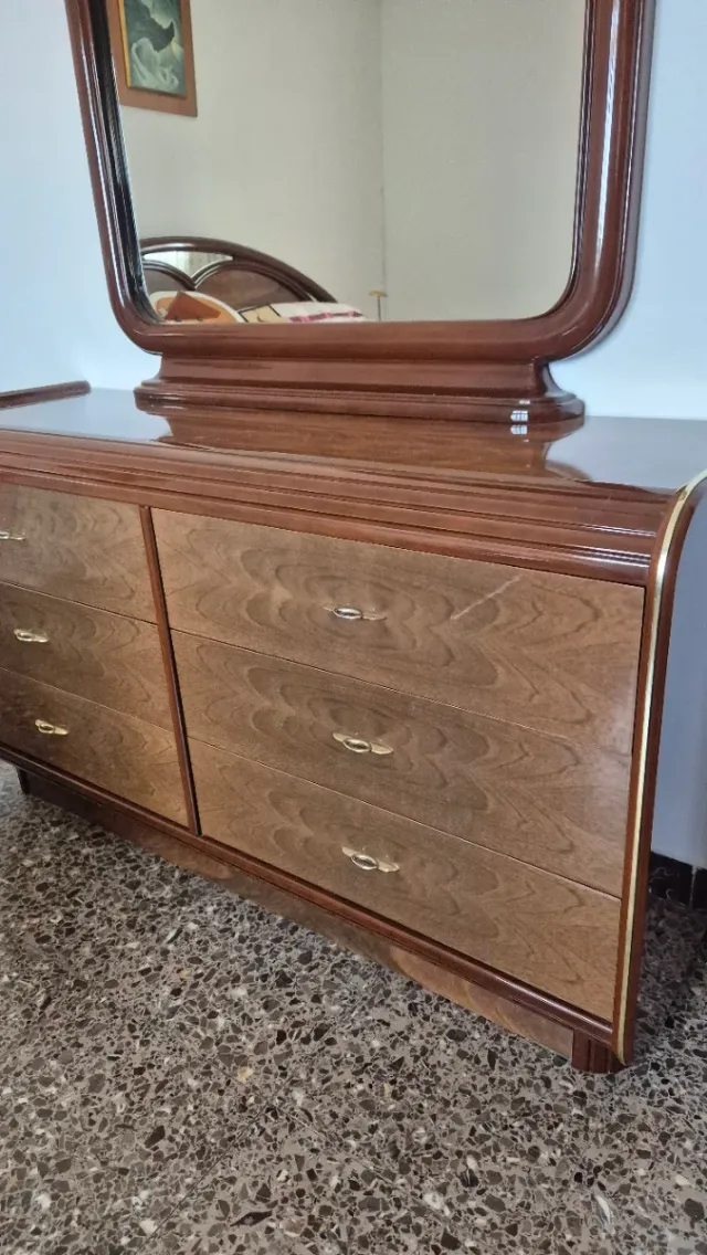 Cómoda de madera con espejo