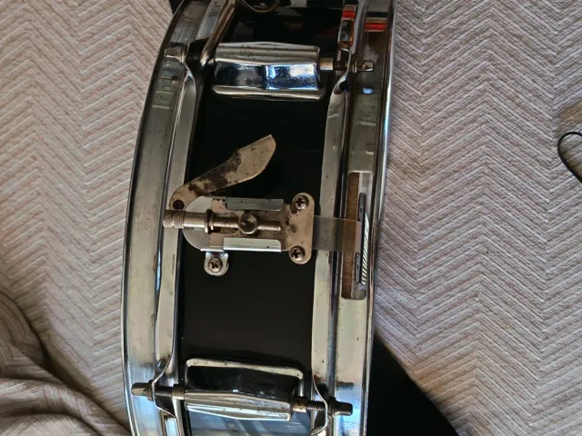 Tambor con correa y baquetas