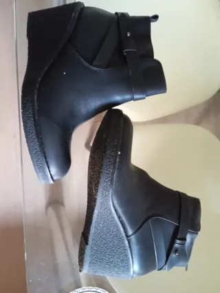 Botas de cuero negras con cuña