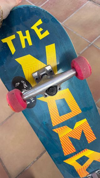 Skate azul con ruedas rosas