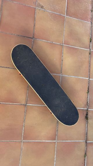 Skate azul con ruedas rosas