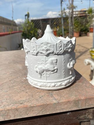 Vasetto in gesso decorato