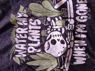 Camiseta Water My Plants..  Talla M