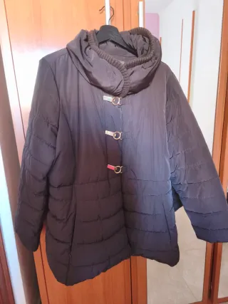 Abrigo marrón acolchado con cuello