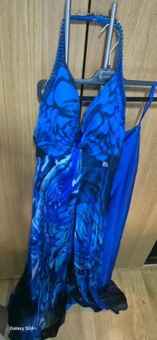 Vestido largo azul con estampado