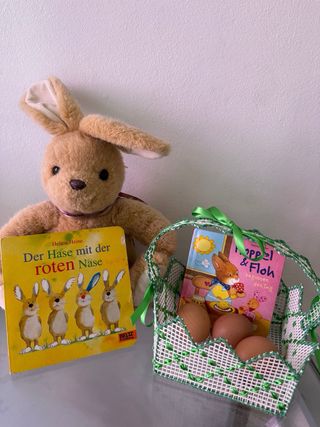 Lote libros, conejo y cesta para huevos pascua