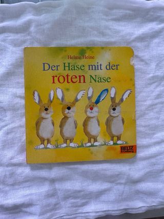 Lote libros, conejo y cesta para huevos pascua