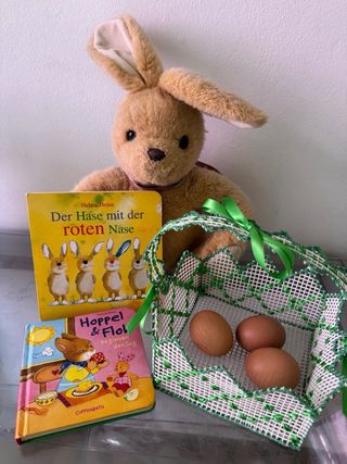 Lote libros, conejo y cesta para huevos pascua