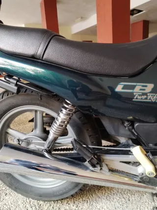 Honda CB 250 - 31.600 km . Muy cuidada-Baúl Shad.