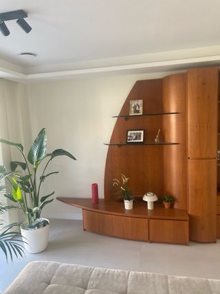 Mueble de salón con vitrina
