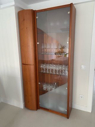 Mueble de salón con vitrina