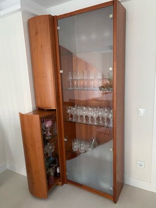 Mueble de salón con vitrina