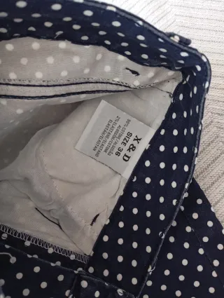 Pantalón vaquero azul de lunares blancos