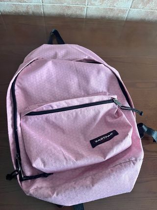 Mochila Eastpak rosa con estampado