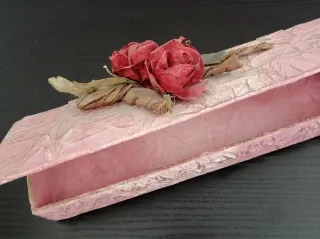 Portagioie rosa con rose rosse