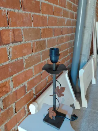 Lamparita de mesa metal.