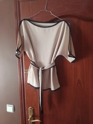 Conjunto pantalón y camisola beige.
