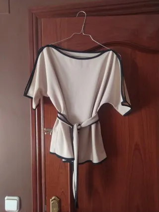 Conjunto pantalón y camisola beige.