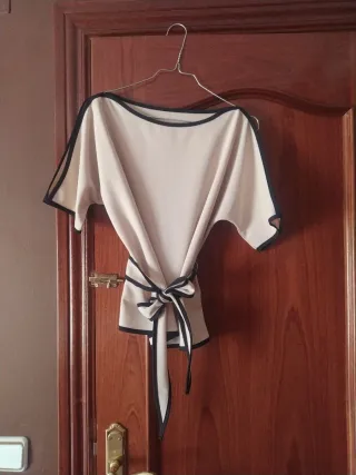 Conjunto pantalón y camisola beige.