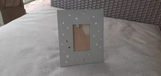 Marco de fotos plateado con estrellas