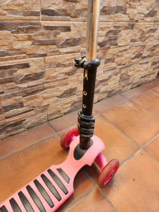 Patinete 3 ruedas rosa con luces.