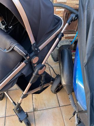 Silla de paseo negra y broncee