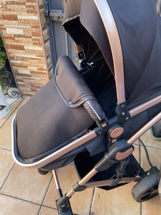 Silla de paseo negra y broncee