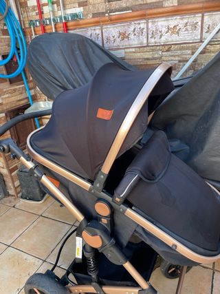 Silla de paseo negra y broncee