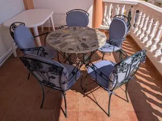 Mesa redonda piedra y 5 sillas forja