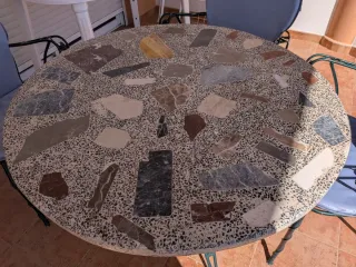 Mesa redonda piedra y 5 sillas forja