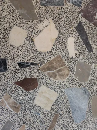 Mesa redonda piedra y 5 sillas forja