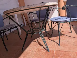 Mesa redonda piedra y 5 sillas forja